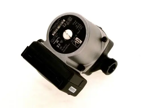 Bosch Pumpe mit runder Gehäuseform und Anschlussstelle. Das Gerät verfügt über ein Kabel und ist für den Einsatz in technischen Anwendungen geeignet.